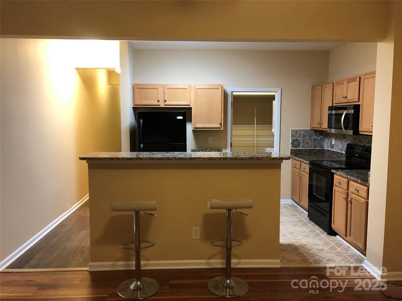 160 Parkwood Ave - Photo 7 of 18