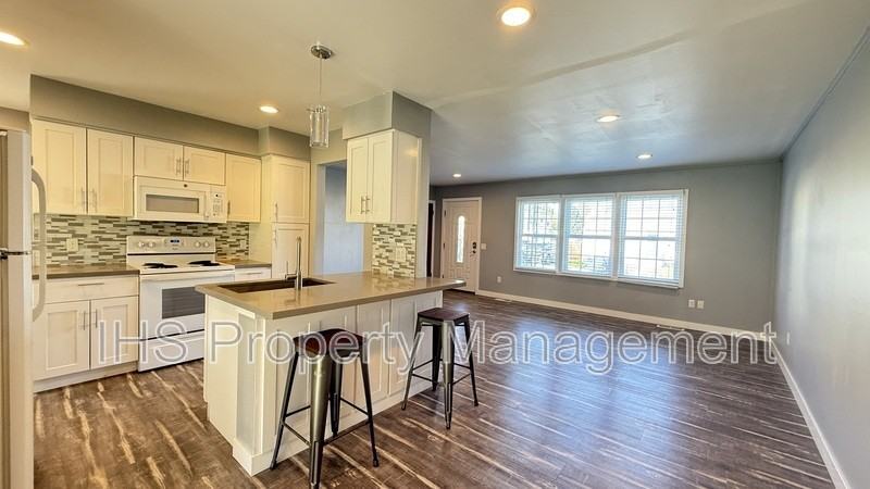 302 Bernard Ave - Photo 6 of 11