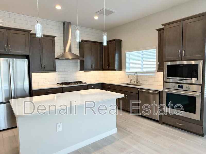 10457 W Salter Dr - Photo 3 of 34
