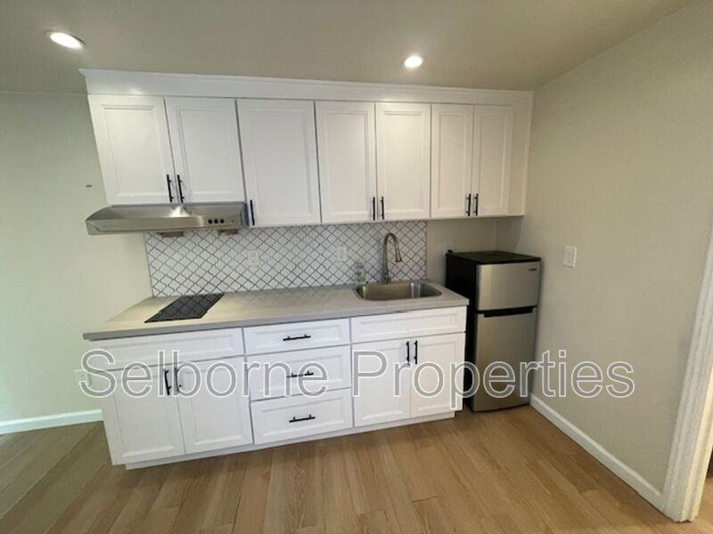 4327B Essex St - Photo 2 of 9