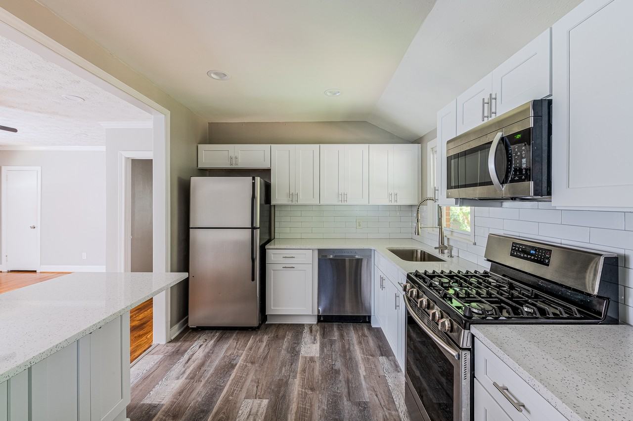 2460 Glendale Cir Se - Photo 2 of 26