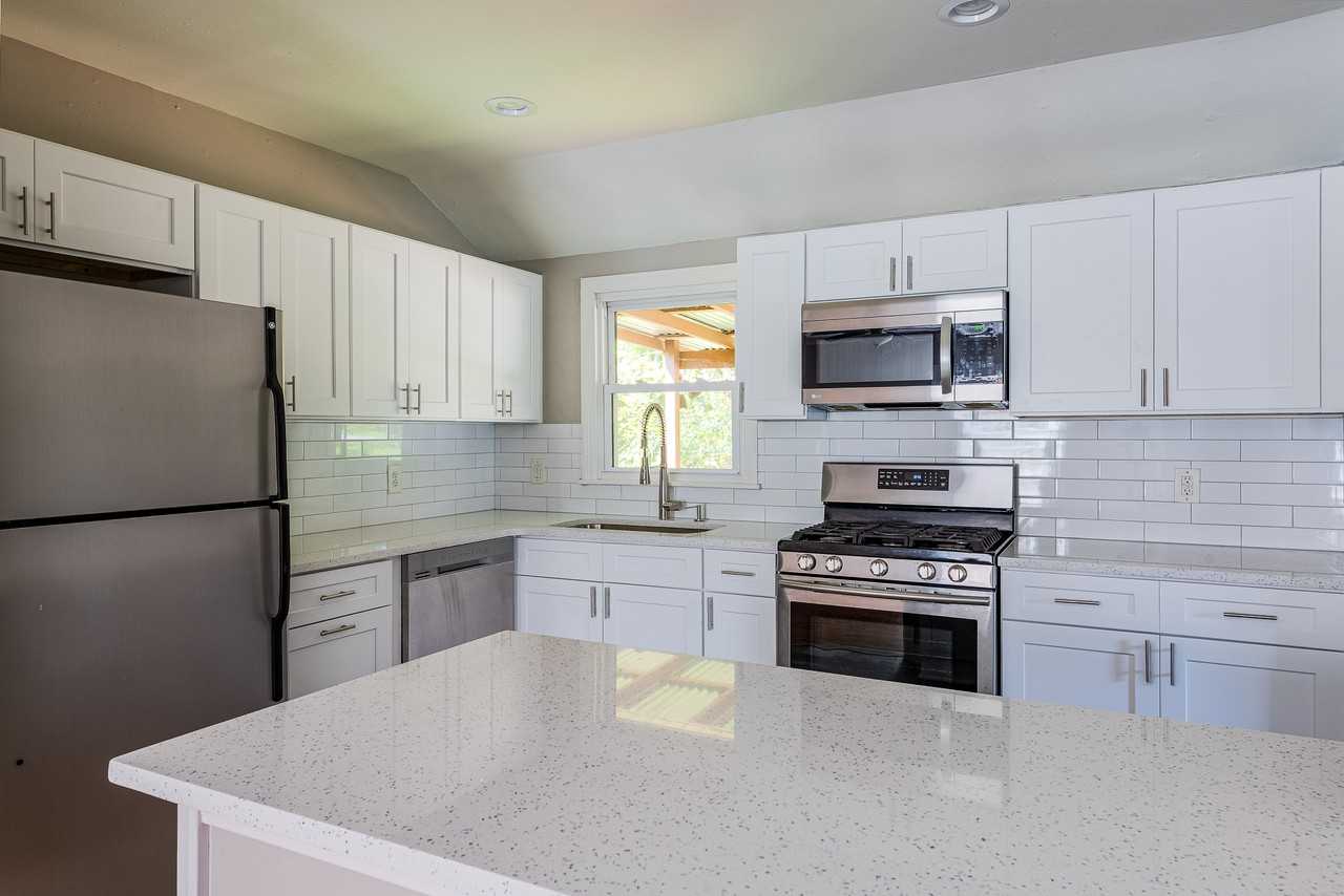 2460 Glendale Cir Se - Photo 3 of 26