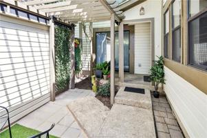 featured image of 2411 De Lee St #5