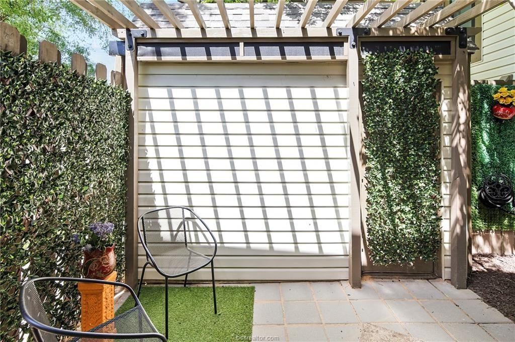 2411 De Lee St #5 - Photo 2 of 26