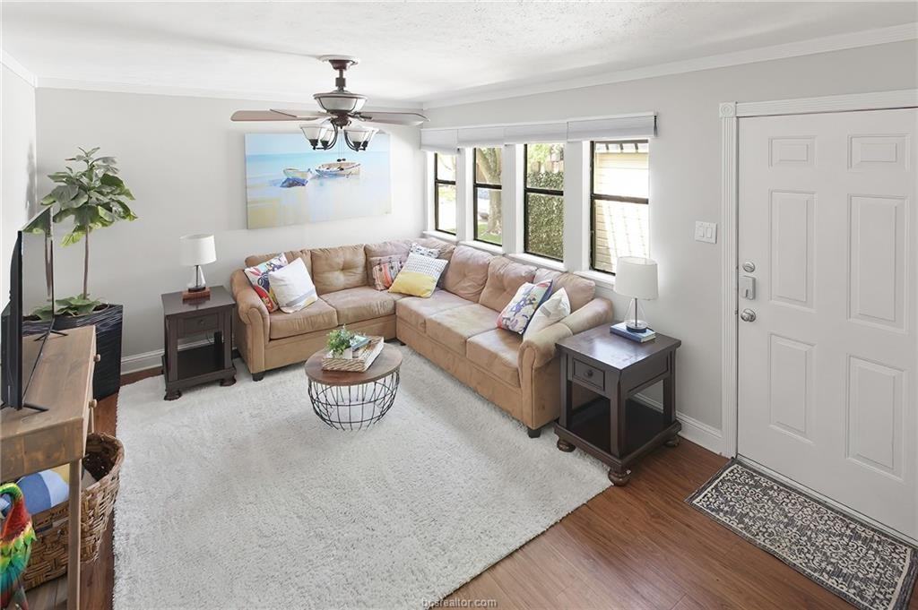 2411 De Lee St #5 - Photo 3 of 26