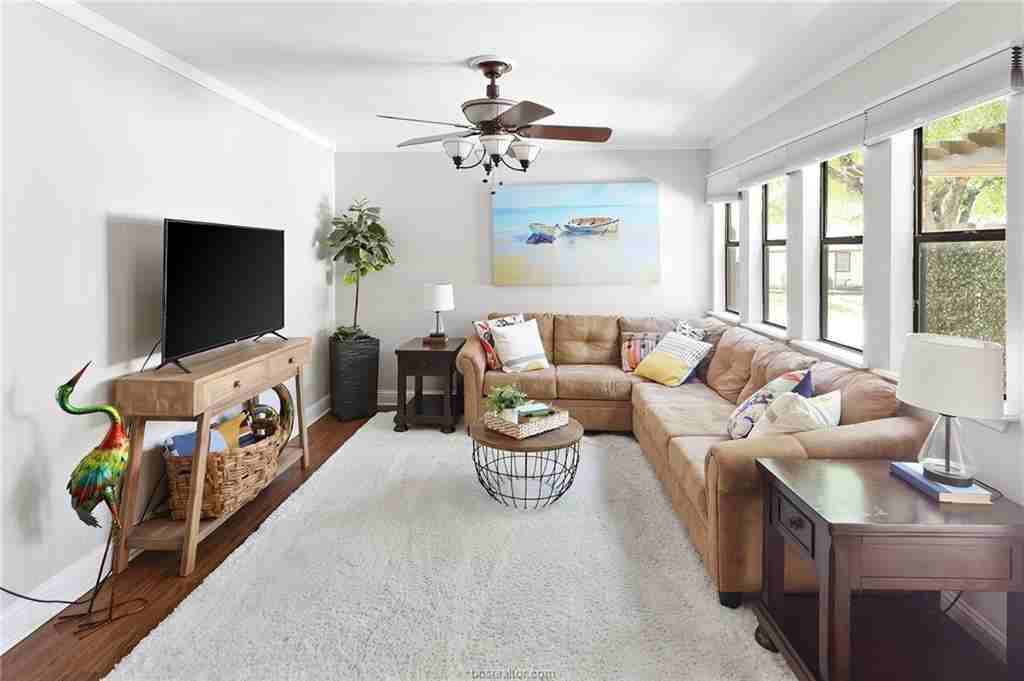 2411 De Lee St #5 - Photo 6 of 26