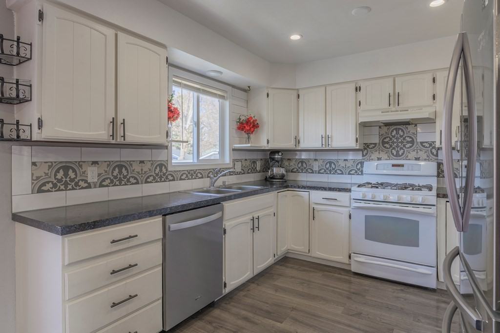 454 Hamilton Way - Photo 2 of 16