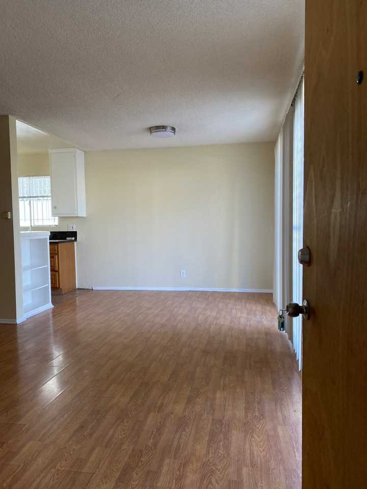 515 Manhattan - Photo 2 of 10