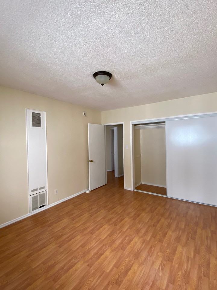 515 Manhattan - Photo 3 of 10