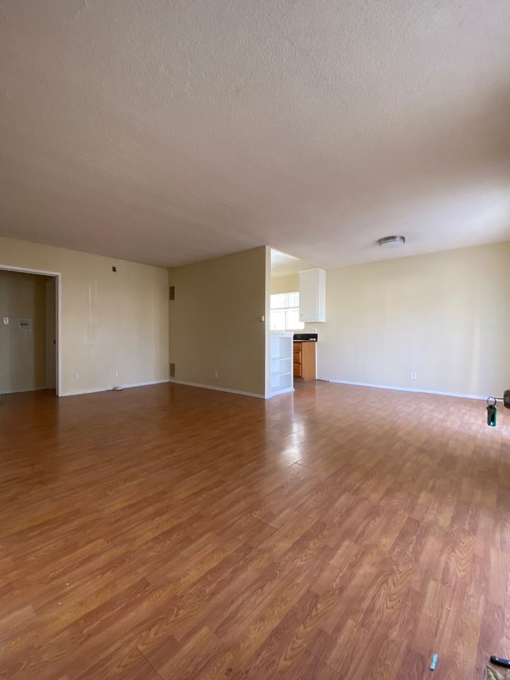 515 Manhattan - Photo 4 of 10