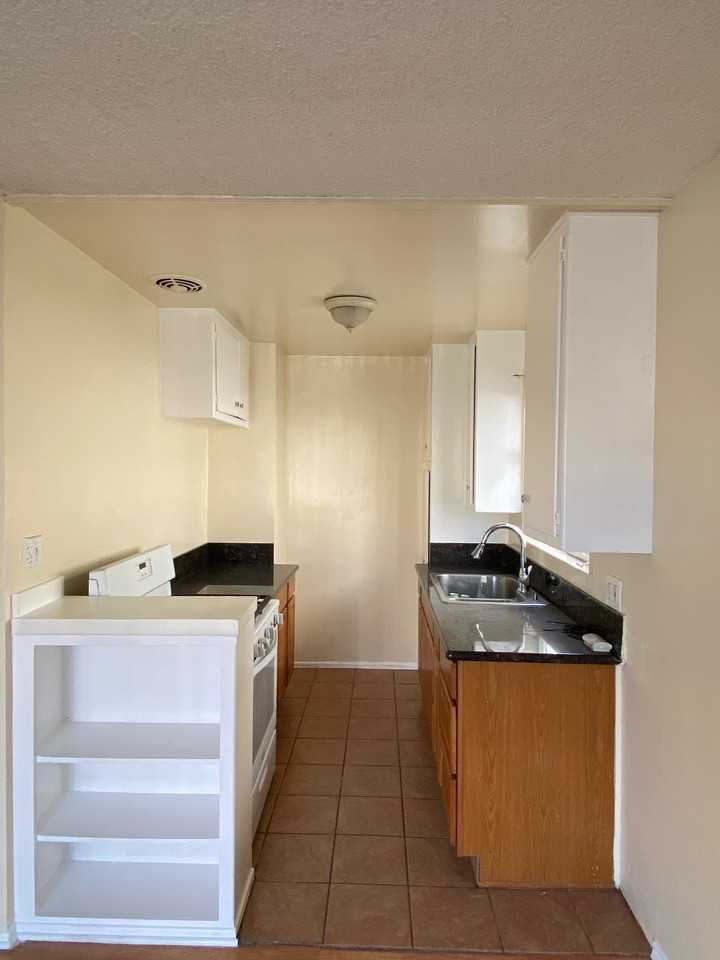 515 Manhattan - Photo 5 of 10