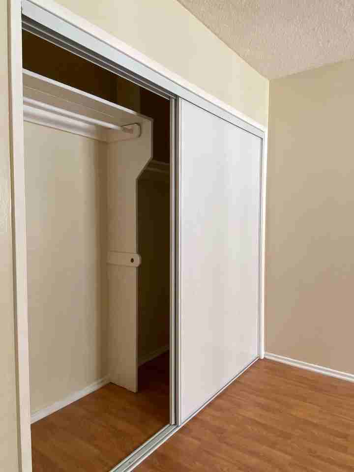 515 Manhattan - Photo 7 of 10