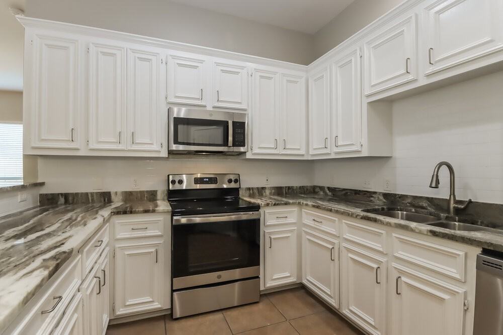 15823 Scenic Water Dr - Photo 5 of 16