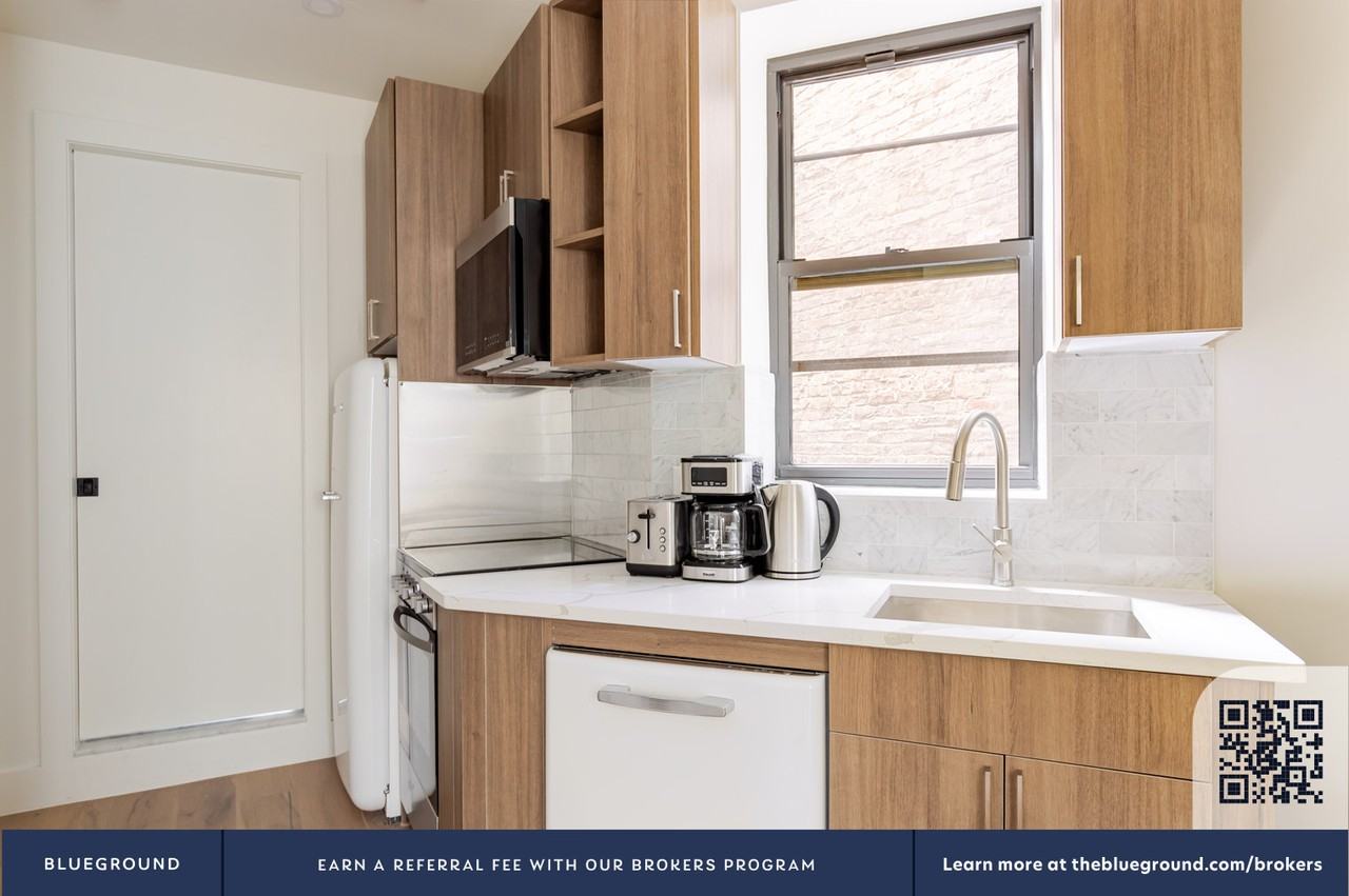 188 Avenue Of The Americas #1828 - Photo 4 of 15