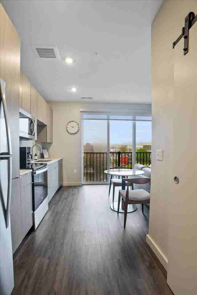 3922 Foster Street - Photo 7 of 59