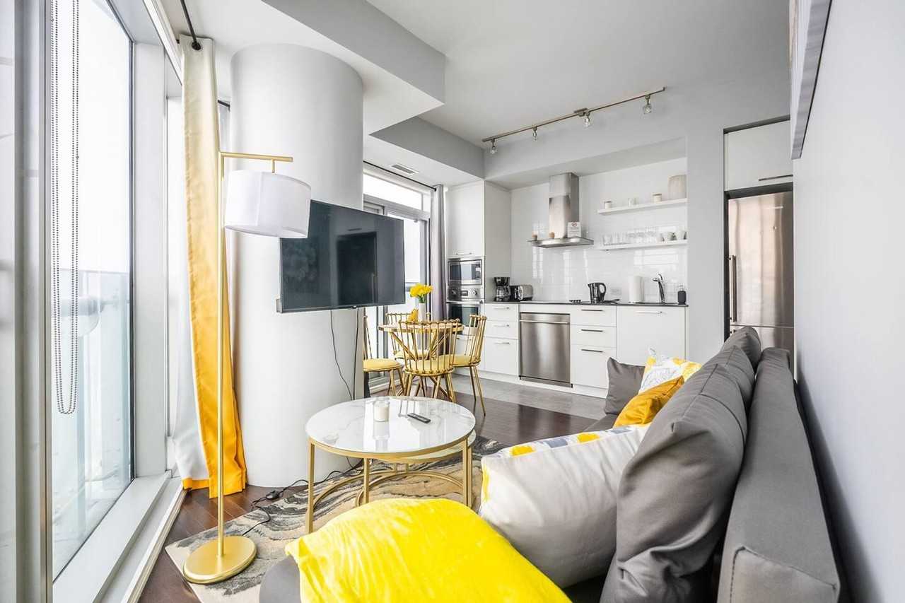 19 Grand Trunk Crescent - Photo 3 of 53