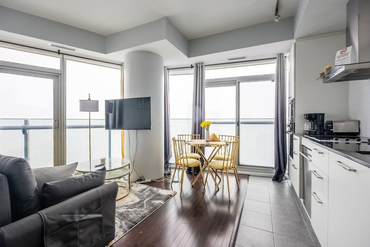 19 Grand Trunk Crescent - Photo 4 of 53