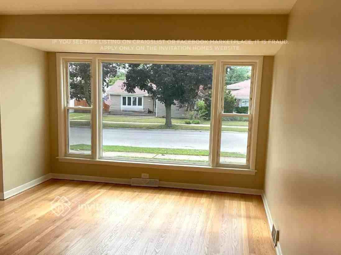 9823 S 52nd Ave - Photo 2 of 12