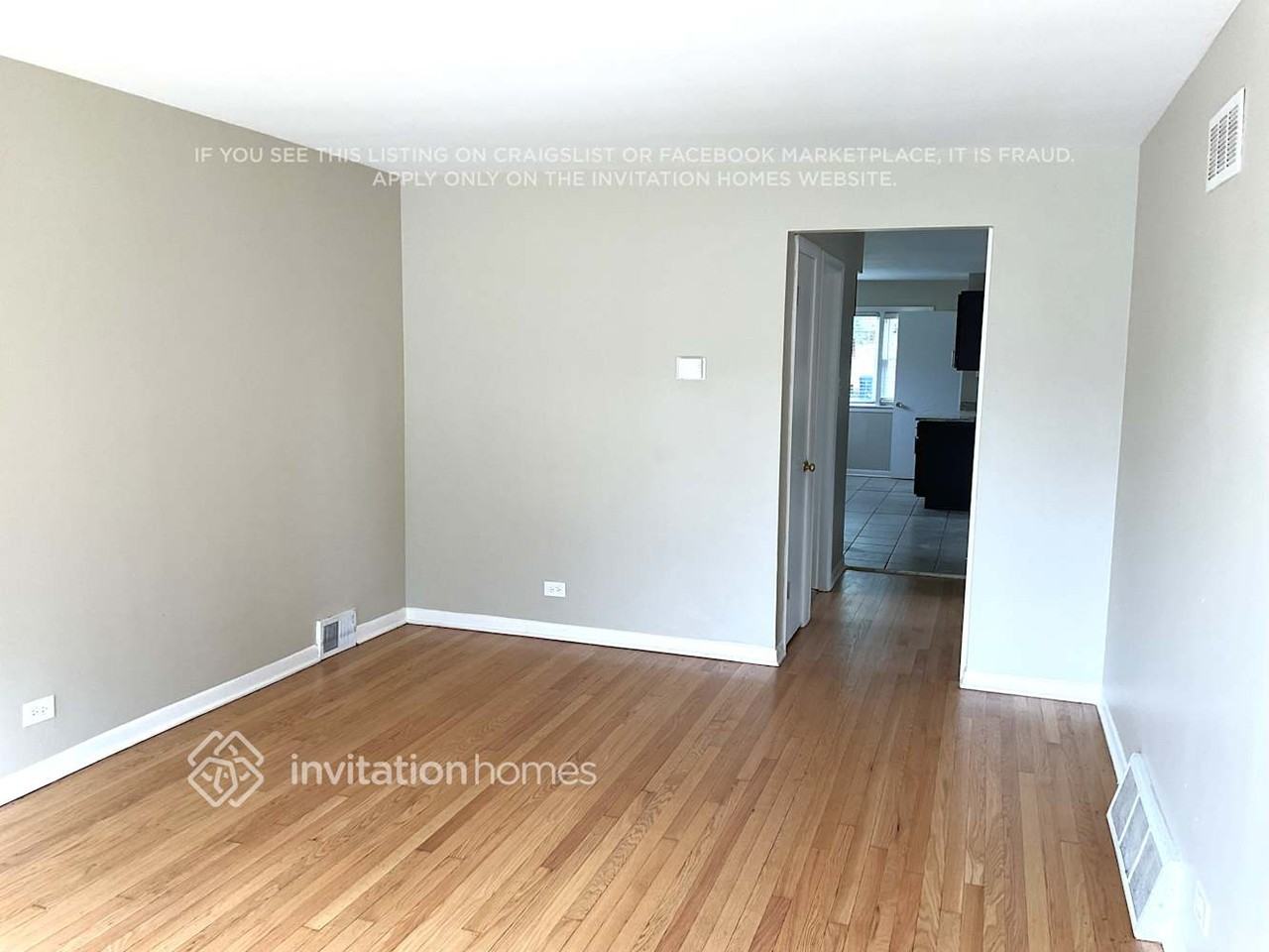 9823 S 52nd Ave - Photo 3 of 12