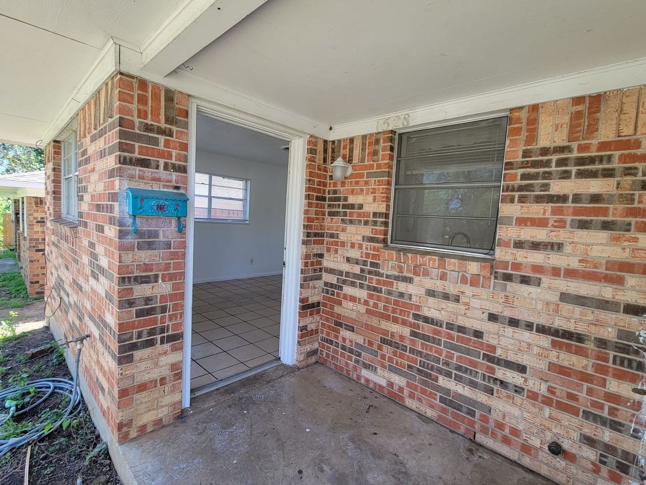 1528 W Elm St - Photo 2 of 12