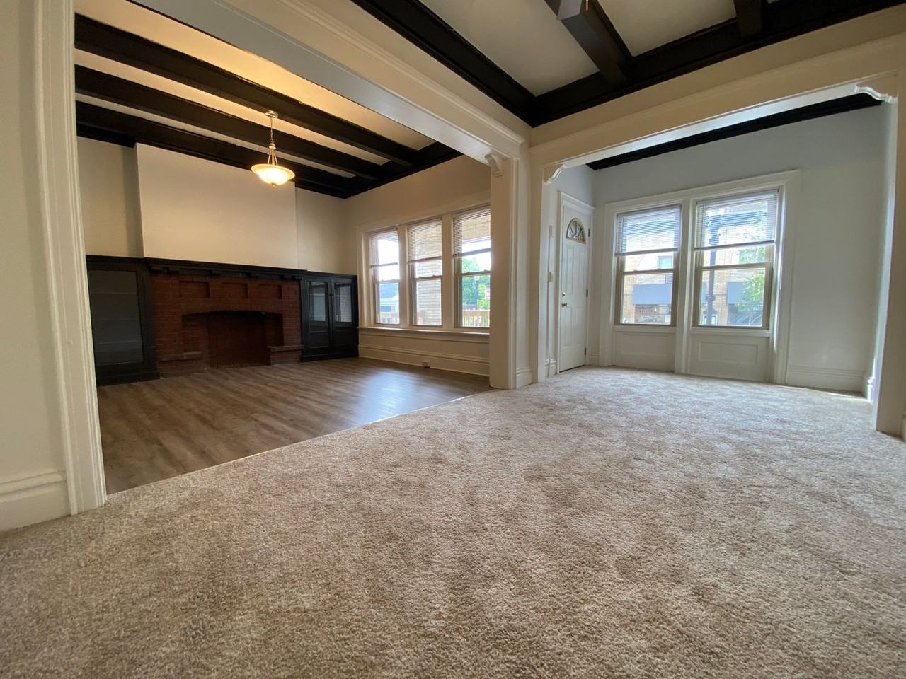 ells - Photo 3 of 50