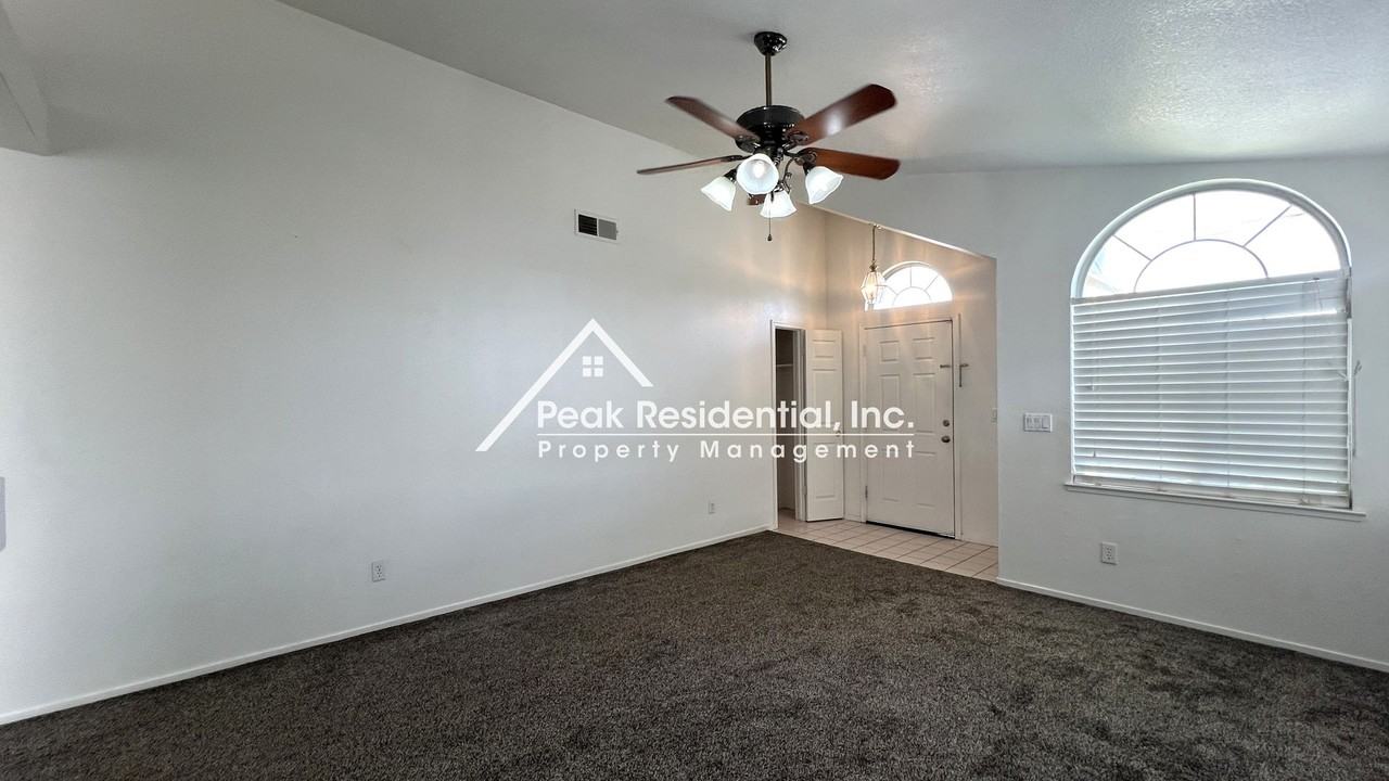 8274 Golden Park Ct - Photo 4 of 24