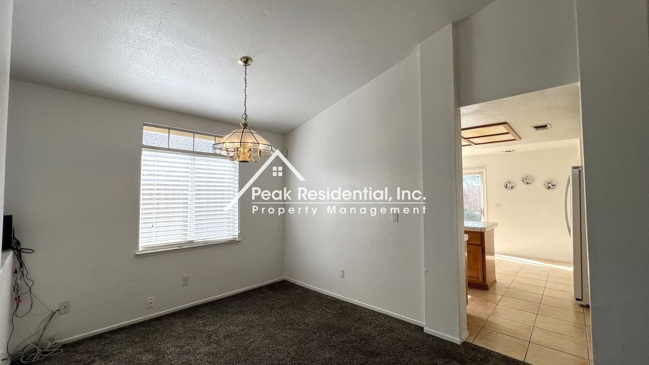 8274 Golden Park Ct - Photo 5 of 24