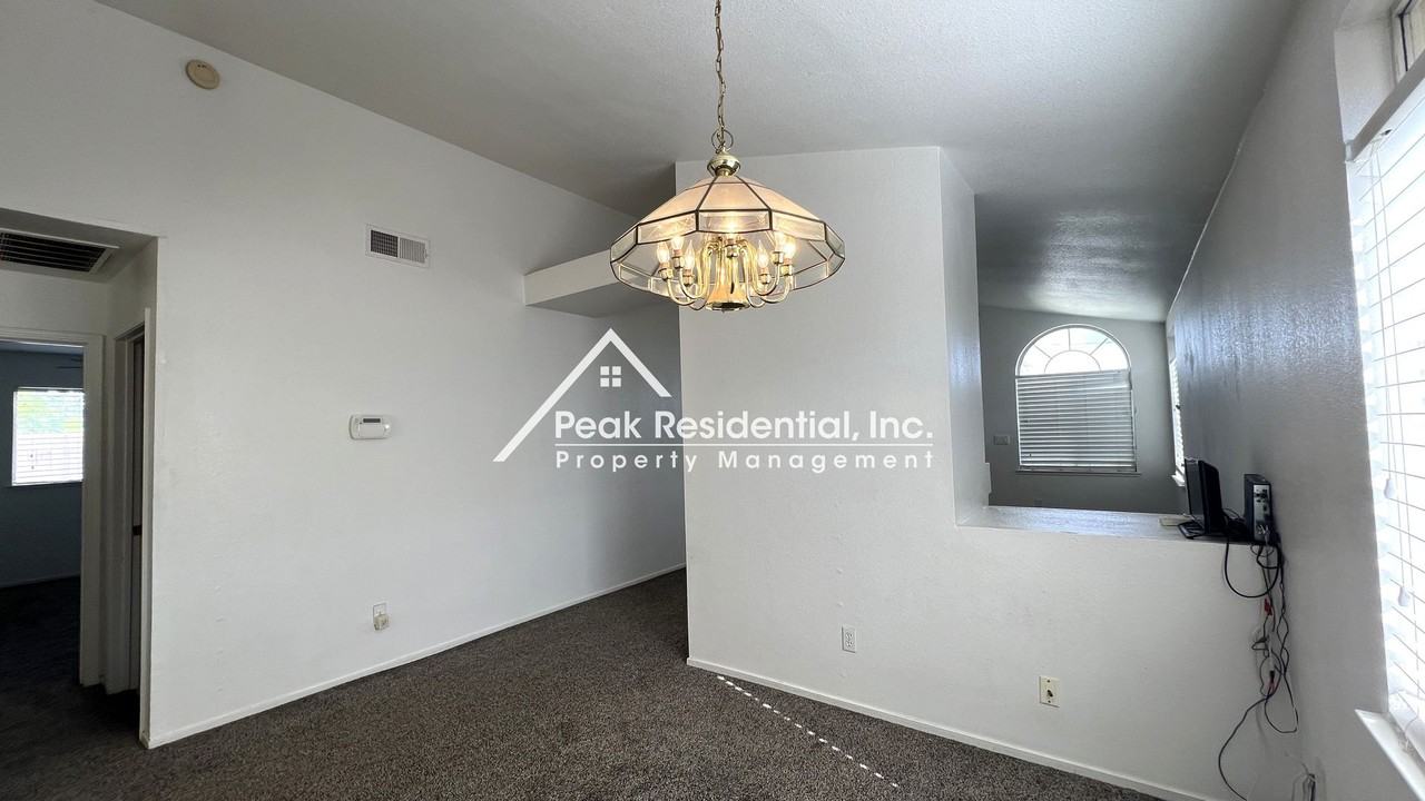 8274 Golden Park Ct - Photo 6 of 24