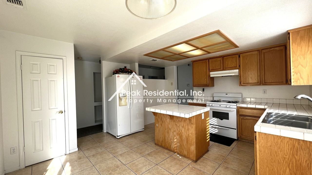 8274 Golden Park Ct - Photo 7 of 24