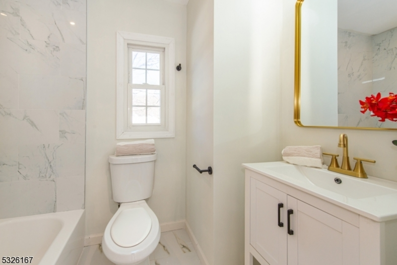 8 Fairview Dr - Photo 3 of 4