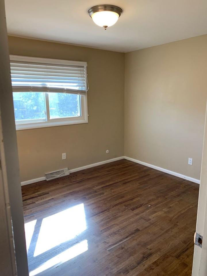 6915 Bomar Dr - Photo 3 of 9