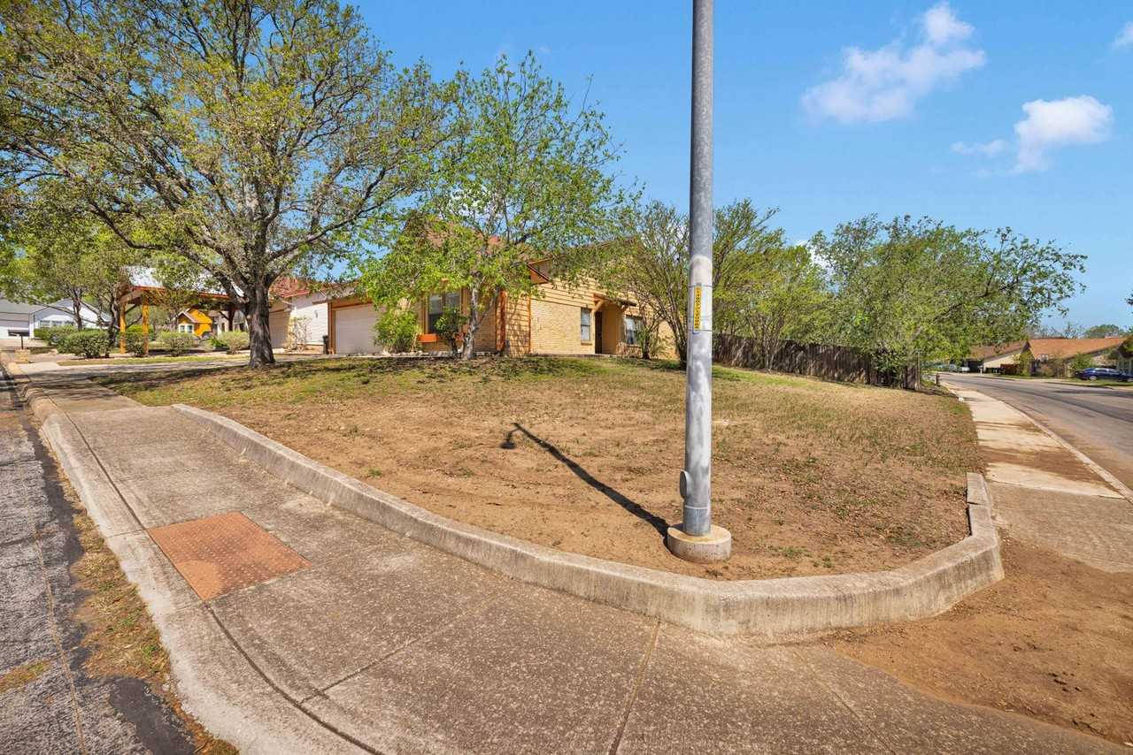 2815 Hayden Holw - Photo 2 of 20