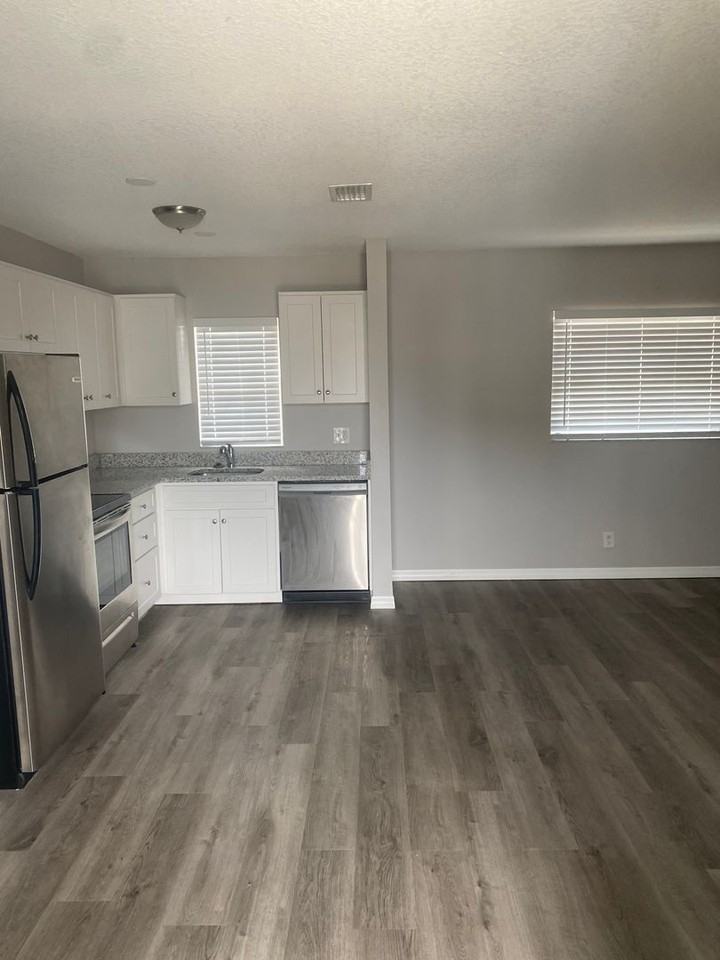 426 Palm Ave N #10 - Photo 6 of 6