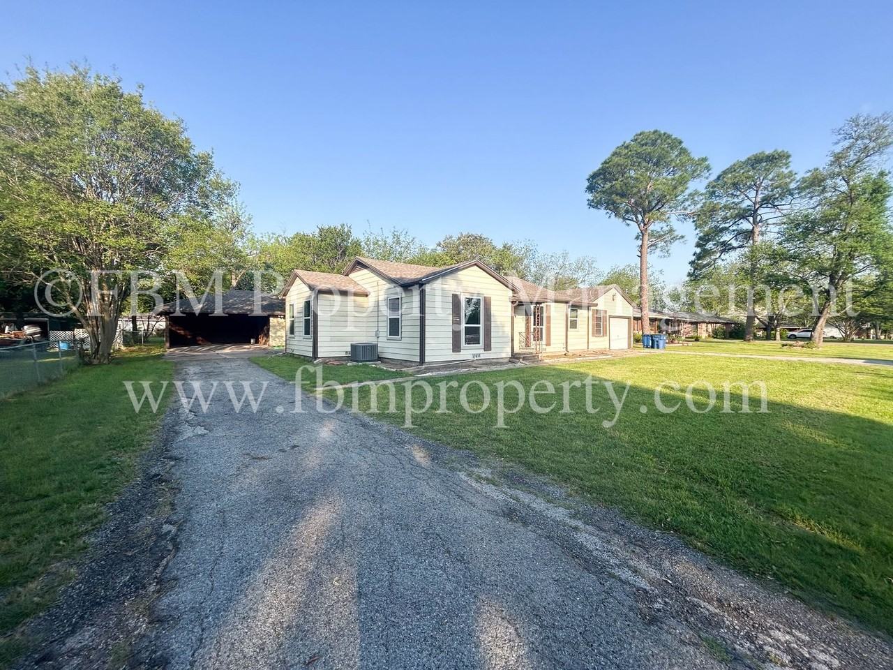 1109 S Elm St - Photo 2 of 24