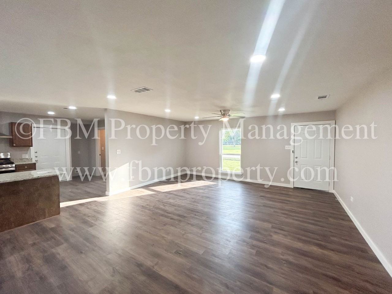 1109 S Elm St - Photo 3 of 24