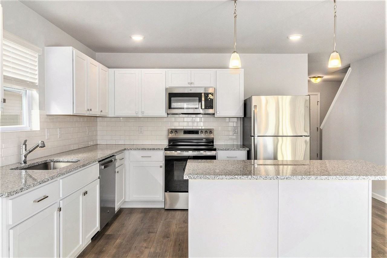 507 Burr St - Photo 4 of 20