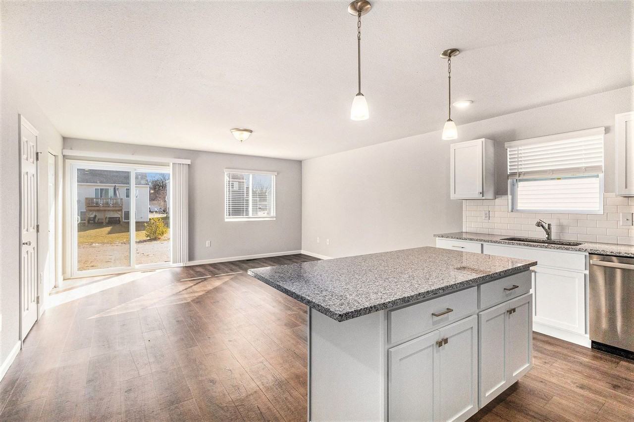507 Burr St - Photo 6 of 20