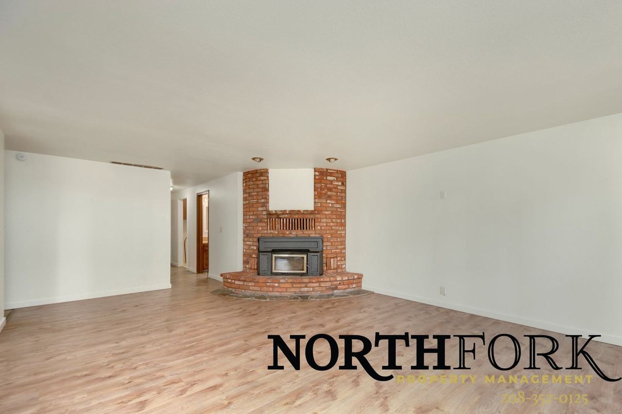 405 Moraine Pl - Photo 2 of 16