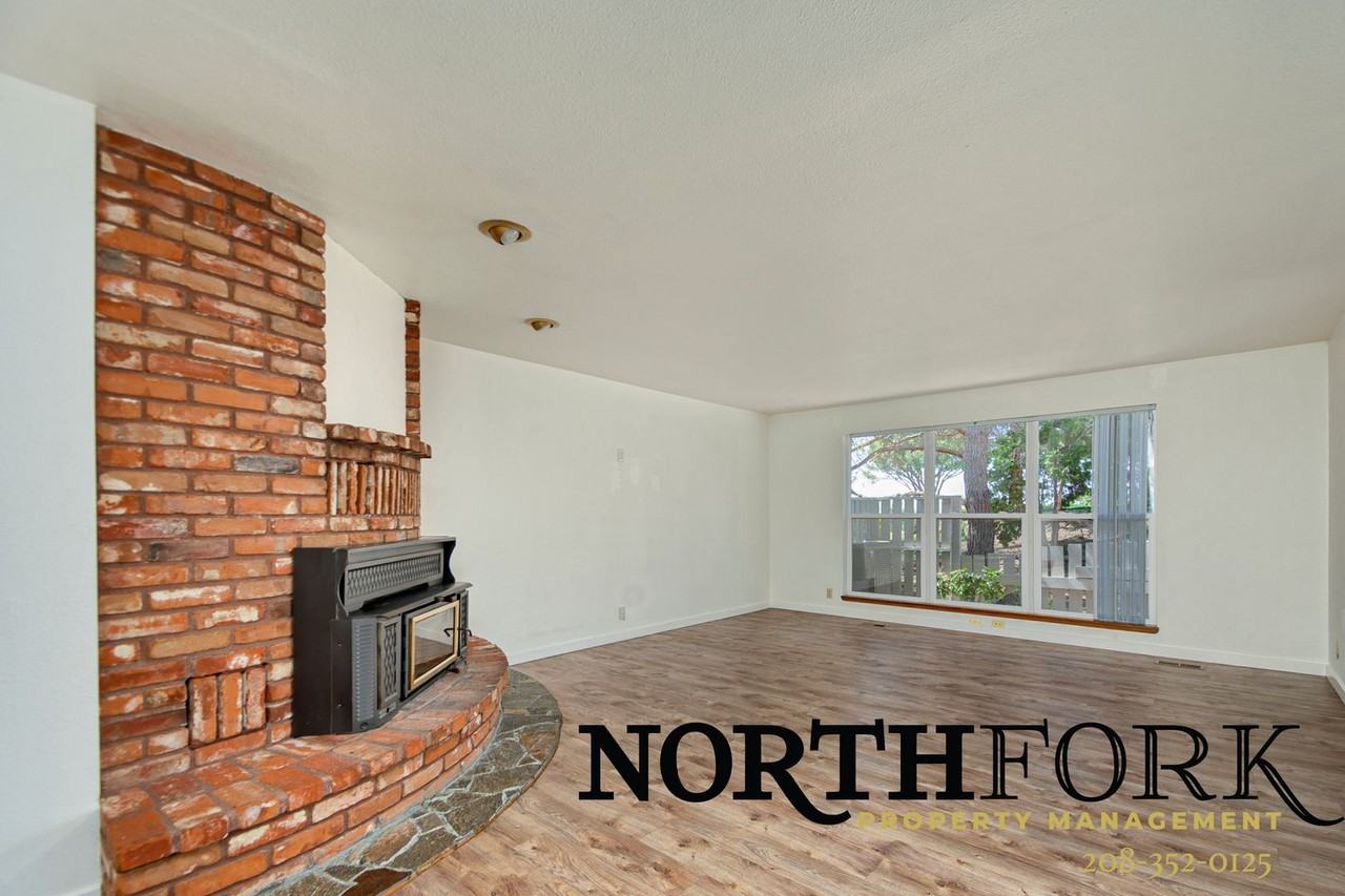 405 Moraine Pl - Photo 3 of 16