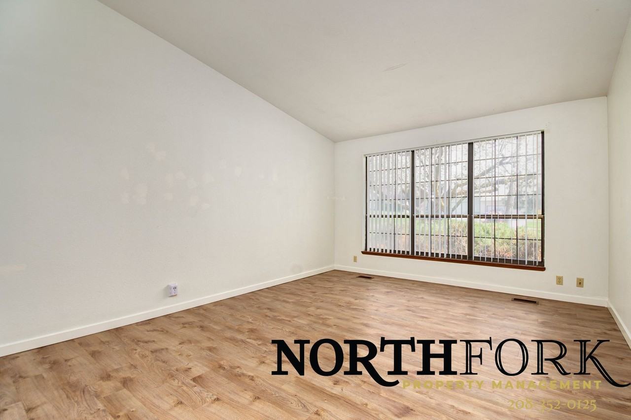 405 Moraine Pl - Photo 4 of 16