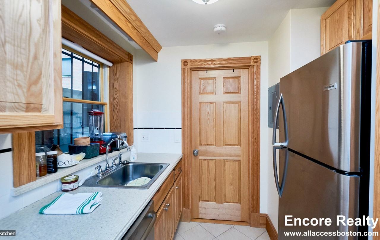 16 South Russell Street #A - Photo 4 of 10