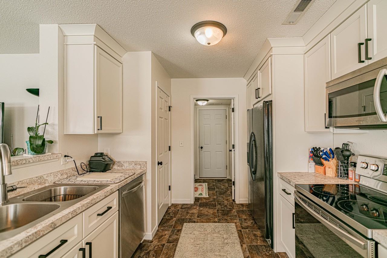 2810 Douglas Ln Se - Photo 3 of 21