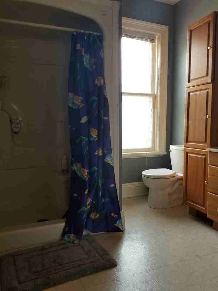 427 Dufferin Avenue - Photo 3 of 5