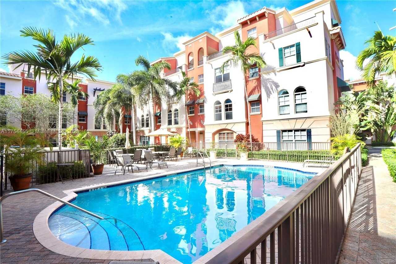 1033 Northeast 17th Way #404