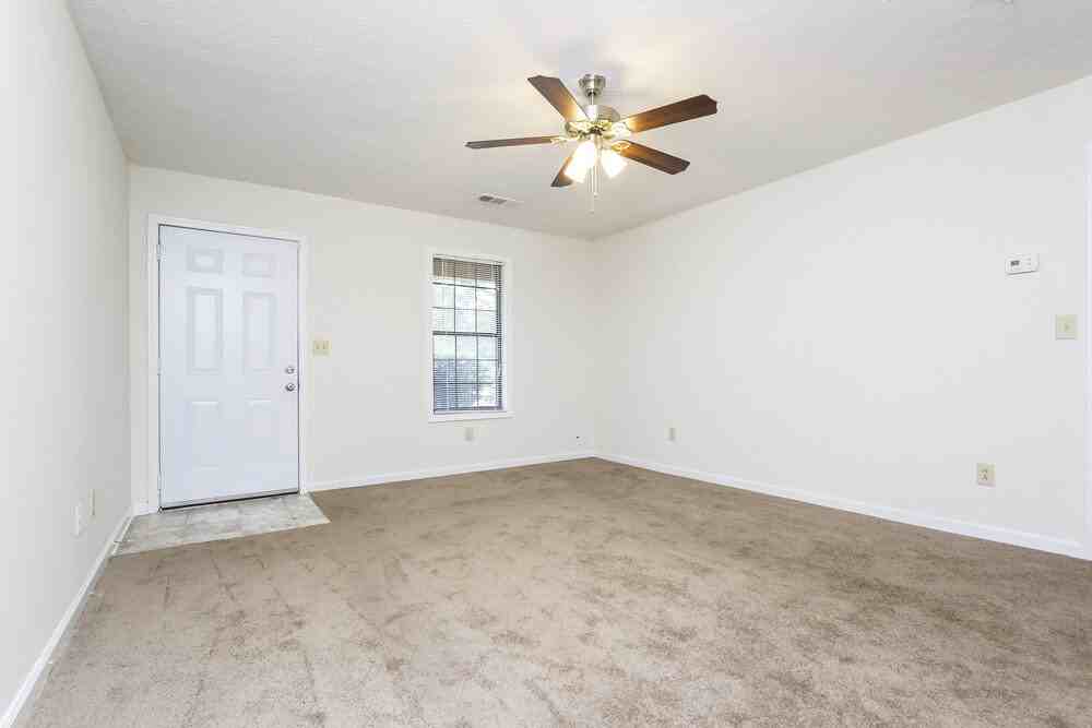 318 Freeport Dr - Photo 2 of 15