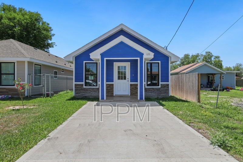 620 W Llano Grande St