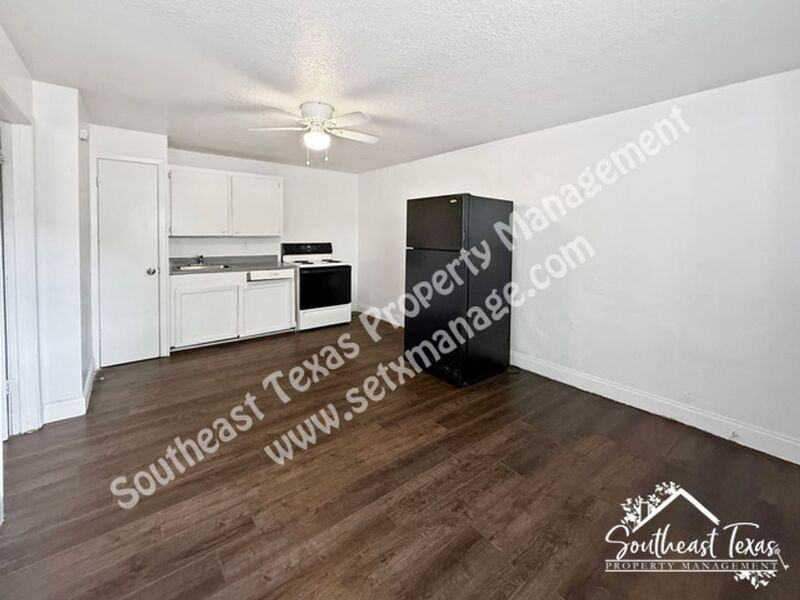 615 Adams St #B - Photo 2 of 5