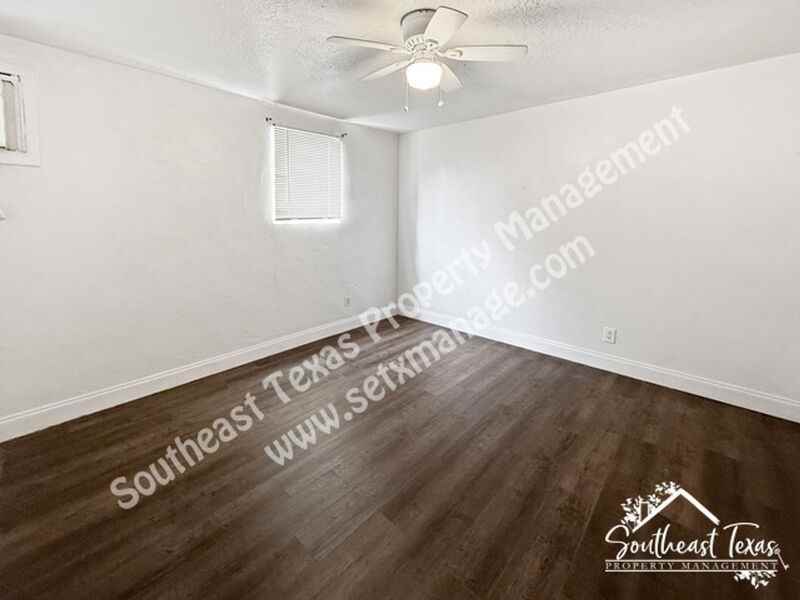 615 Adams St #B - Photo 3 of 5
