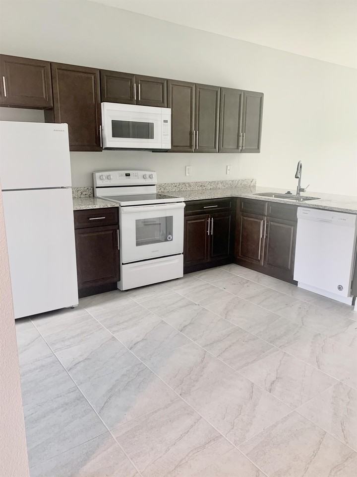 746 Camel Court UNIT A - Photo 4 of 38