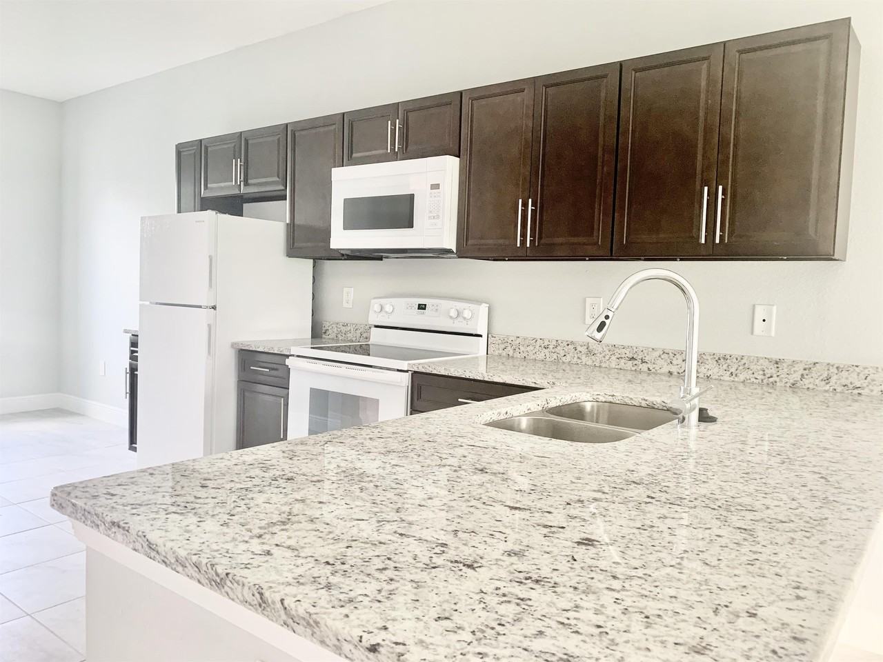 746 Camel Court UNIT A - Photo 5 of 38